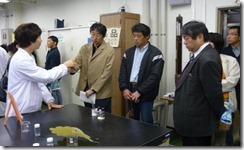 実験の説明を受ける会員